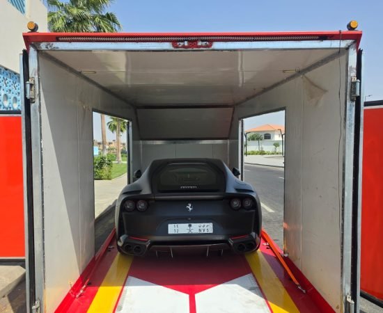 سطحة مغلقة لنقل السيارات الرياضية