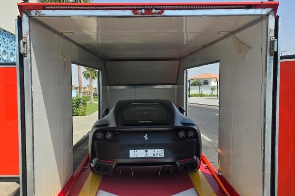 سطحة مغلقة لنقل السيارات الرياضية
